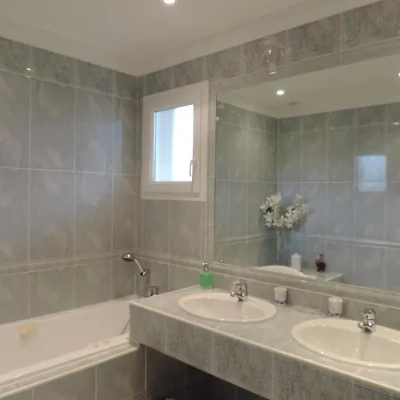 La Maison Blanche Bed & Breakfast Ares