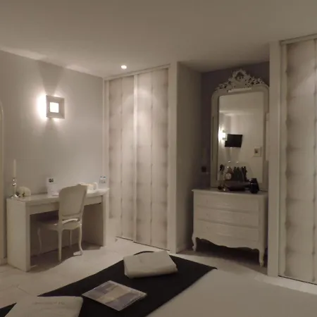 La Maison Blanche Bed & Breakfast Ares