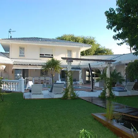 La Maison Blanche Bed & Breakfast Ares