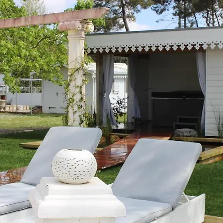 La Maison Blanche Bed & Breakfast Ares