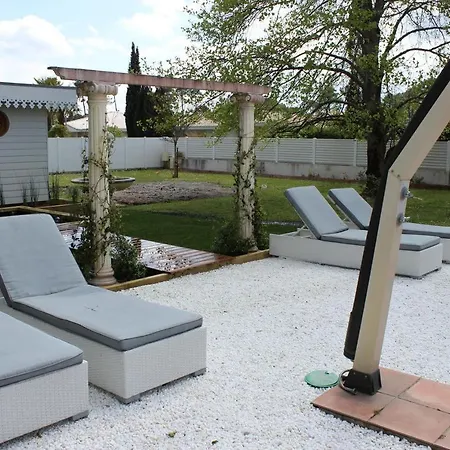 La Maison Blanche Bed & Breakfast Ares